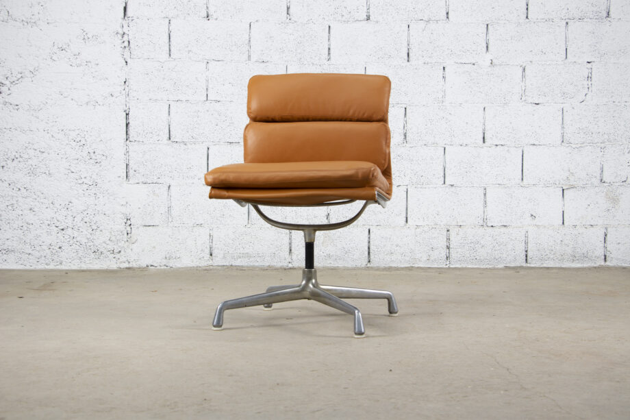 Fauteuil Soft pad EA 205  cuir neuf de Charles et Ray Eames édition Herman Miller