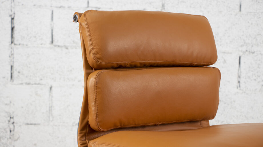 Fauteuil Soft pad EA 205  cuir neuf de Charles et Ray Eames édition Herman Miller