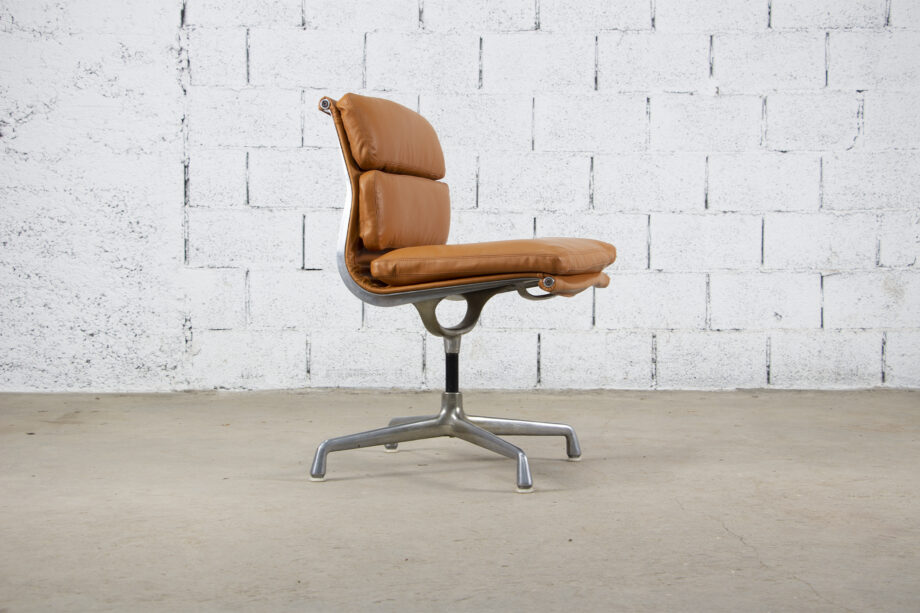 Fauteuil Soft pad EA 205  cuir neuf de Charles et Ray Eames édition Herman Miller
