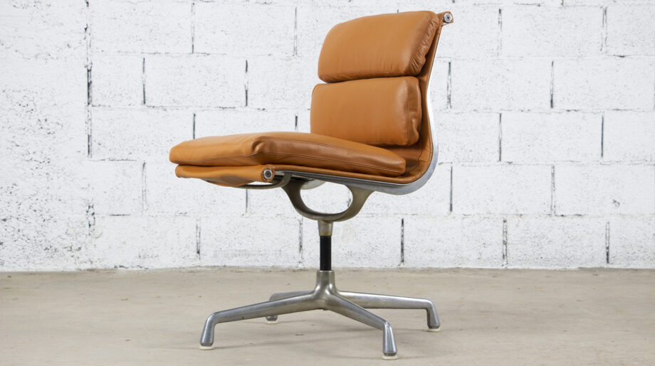 Fauteuil Soft pad EA 205  cuir neuf de Charles et Ray Eames édition Herman Miller