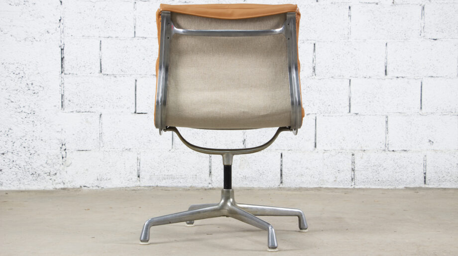 Fauteuil Soft pad EA 205  cuir neuf de Charles et Ray Eames édition Herman Miller