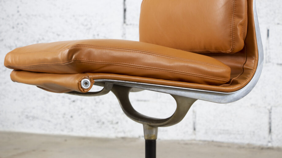 Fauteuil Soft pad EA 205  cuir neuf de Charles et Ray Eames édition Herman Miller