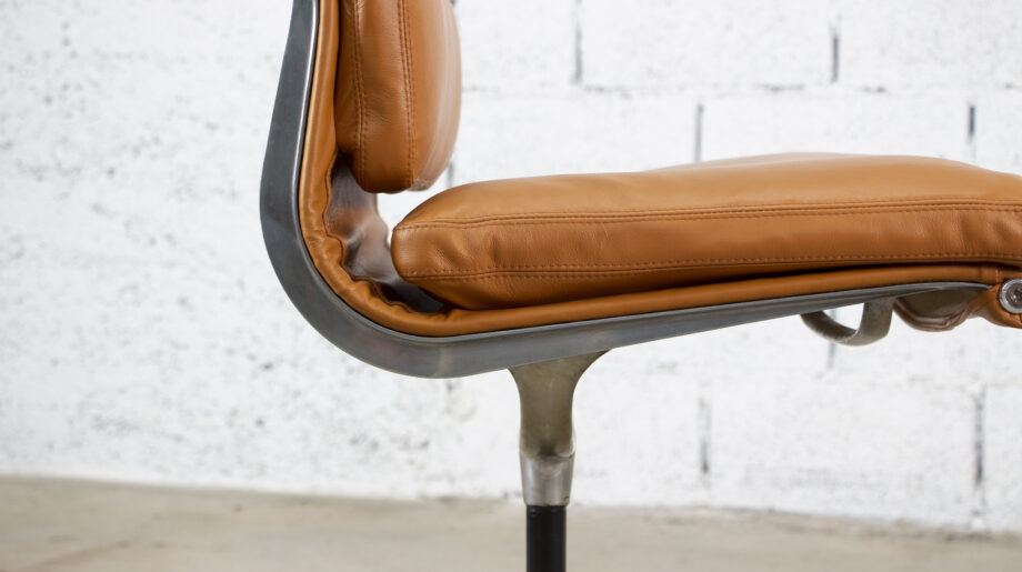 Fauteuil Soft pad EA 205  cuir neuf de Charles et Ray Eames édition Herman Miller