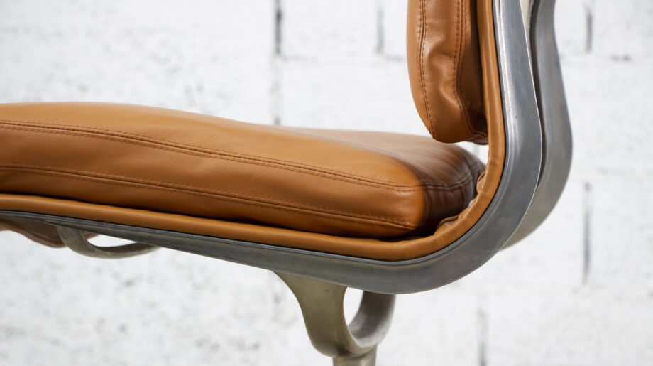 Fauteuil Soft pad EA 205  cuir neuf de Charles et Ray Eames édition Herman Miller