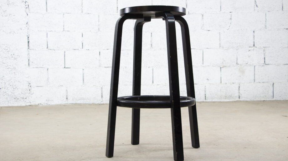Tabouret Alvar Aalto édition Artek modèle 64