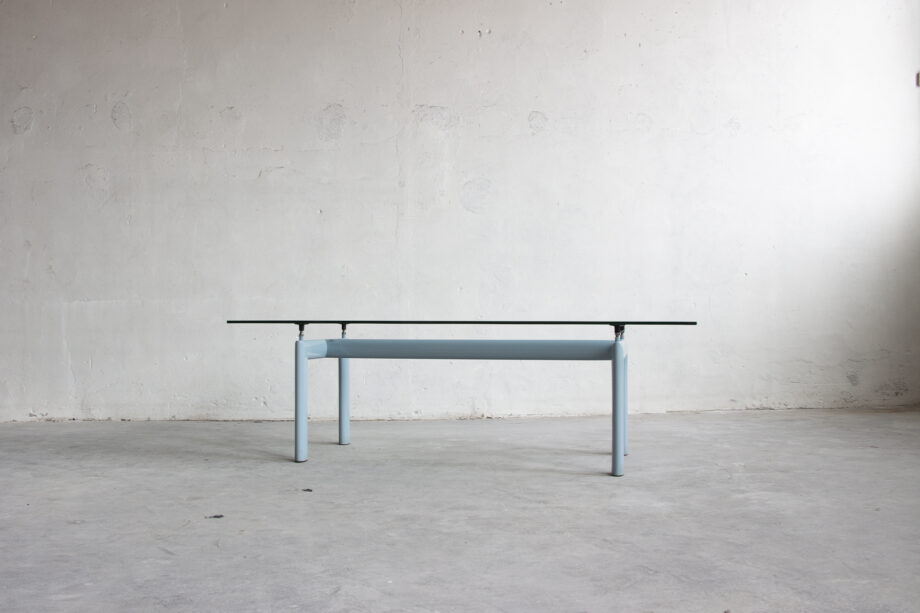 Table  Cassina  LC6 par Charlotte Perriand, Le Corbusier et Pierre Jeanneret