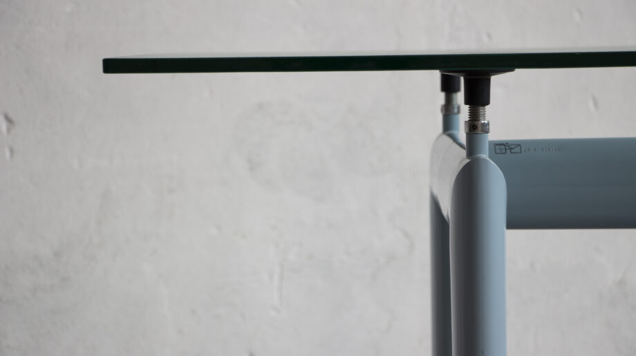 Table  Cassina  LC6 par Charlotte Perriand, Le Corbusier et Pierre Jeanneret