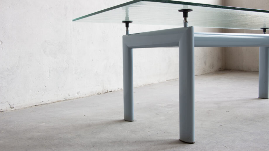 Table  Cassina  LC6 par Charlotte Perriand, Le Corbusier et Pierre Jeanneret