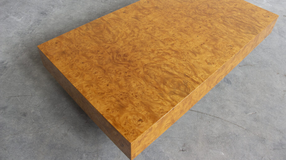 Table basse en loupe d'orme attribuée à Jean-Claude Mahey. Circa 1970.