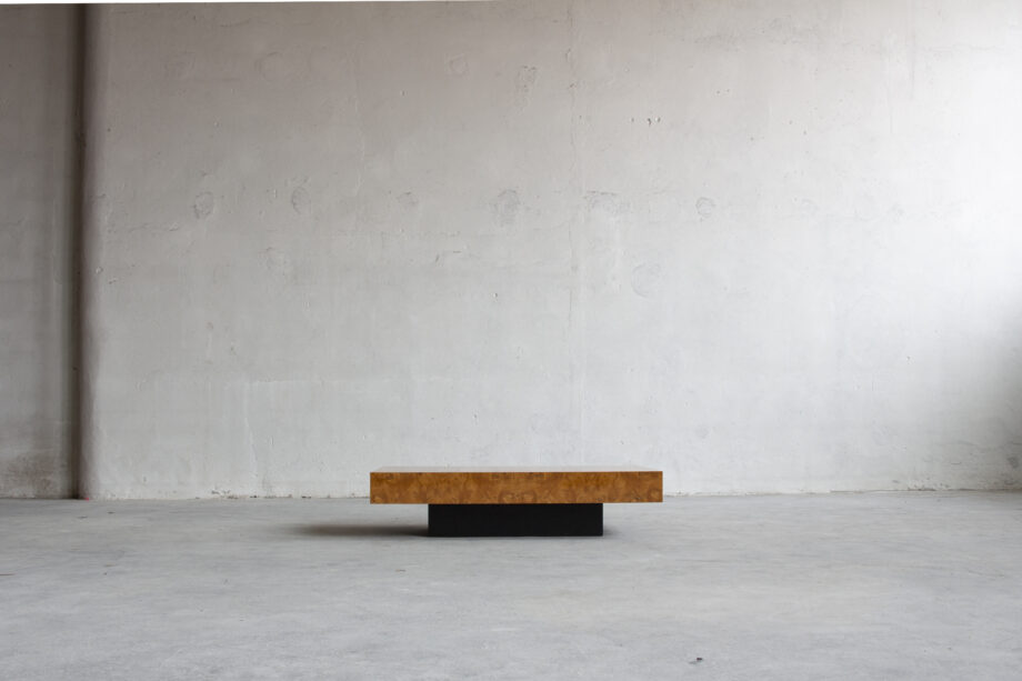 Table basse en loupe d'orme attribuée à Jean-Claude Mahey. Circa 1970.