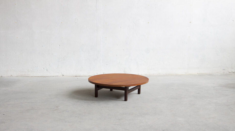 Table basse Italienne en teck des années 60 édition Isa Bergamo