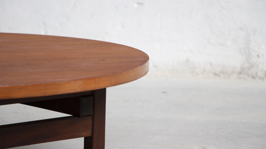 Table basse Italienne en teck des années 60 édition Isa Bergamo