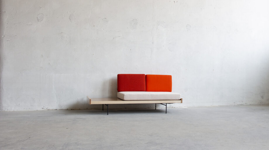 daybed-banquette-canapé-vintage-pierre-paulin-ligne-roset-meuble-tv-midcentury-french-old-design-designer-home-decoration-interieur-interior-118-modèle-lyon-paris-sofa-7