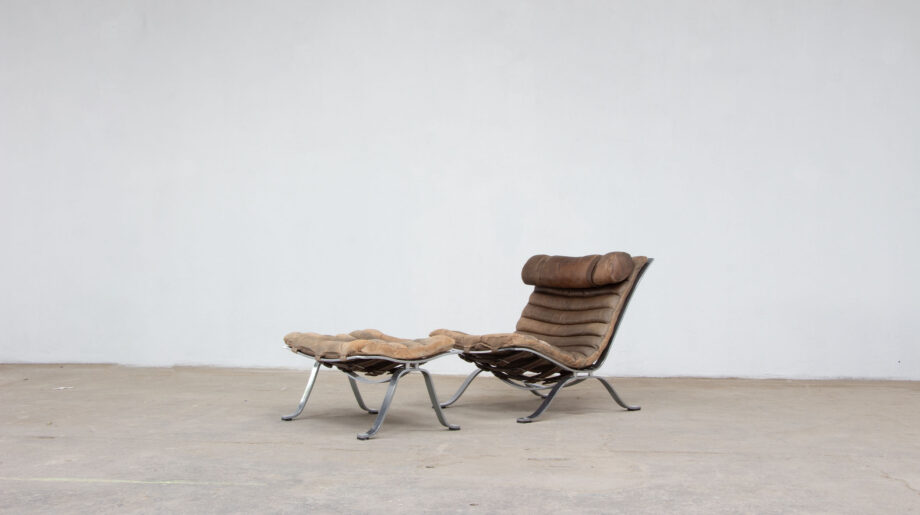 Fauteuil vintage Ari et repose-pied en cuir d'Arne Norell