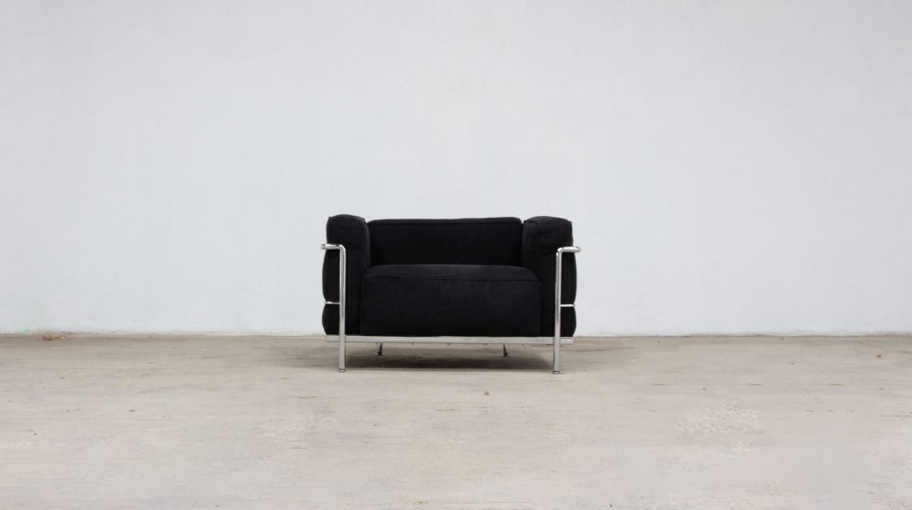 Fauteuil LC3 Le Corbusier, Charlotte Perriand, Pierre Jeanneret édition Cassina en tissu noir et structure chromée.