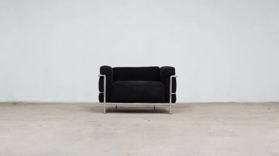 Fauteuil LC3 Le Corbusier, Charlotte Perriand, Pierre Jeanneret édition Cassina en tissu noir et structure chromée.