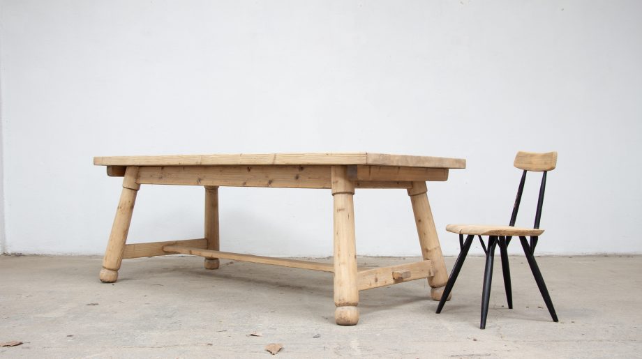 table-vintage-brutalisme-brutaliste-georges-robert-dining-pine-pin-midentury-french-antic-old-design-ferme-farmer-pirkka-chair-chaise-ilmari-tapiovaara-Laukaan-puu