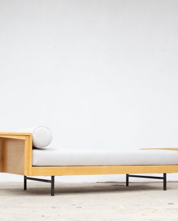 canapé-daybed-lit-repos-banquette-vintage-LC-5-Pierre-Guariche-Michel-Mortier-Joseph-André-Motte-Minvielle-arp-öldddesign-lyon