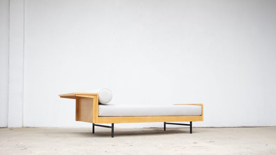 canapé-daybed-lit-repos-banquette-vintage-LC-5-Pierre-Guariche-Michel-Mortier-Joseph-André-Motte-Minvielle-arp-öldddesign-lyon