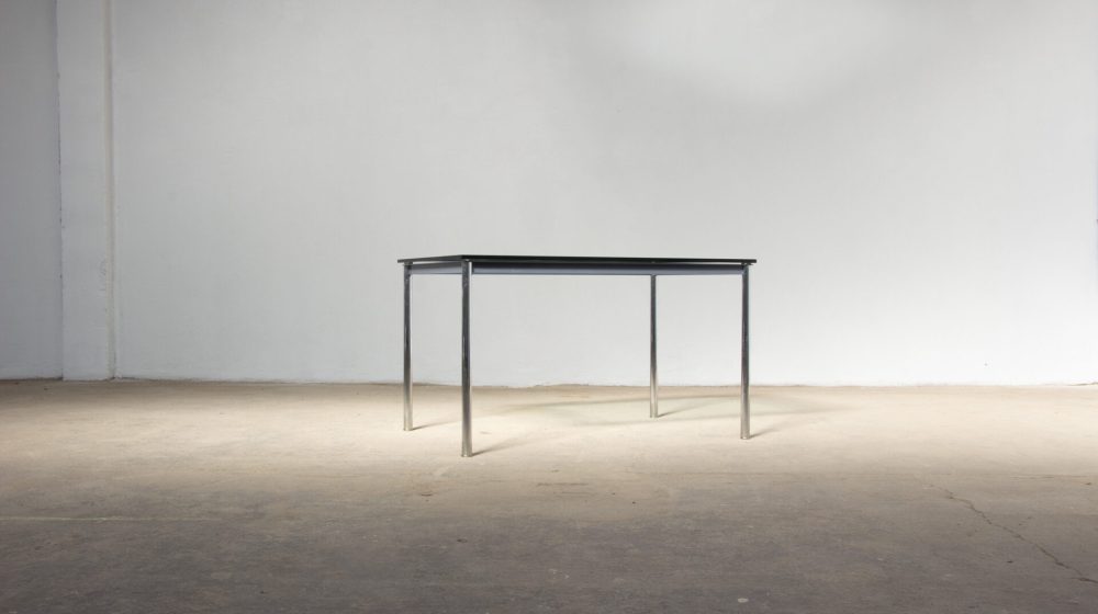 Table-vintage-bahaus-brutaliste-LC-10-tube-Charlotte-Perriand-Le-Corbusier-Pierre-Jeanneret-cassina-plateau-verre-chrome-midcentury-ölddesign