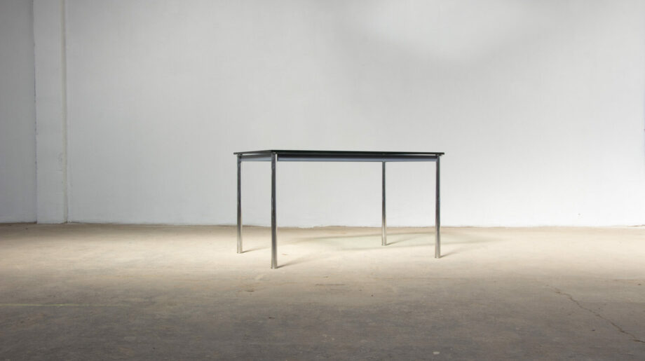 Table-vintage-bahaus-brutaliste-LC-10-tube-Charlotte-Perriand-Le-Corbusier-Pierre-Jeanneret-cassina-plateau-verre-chrome-midcentury-ölddesign