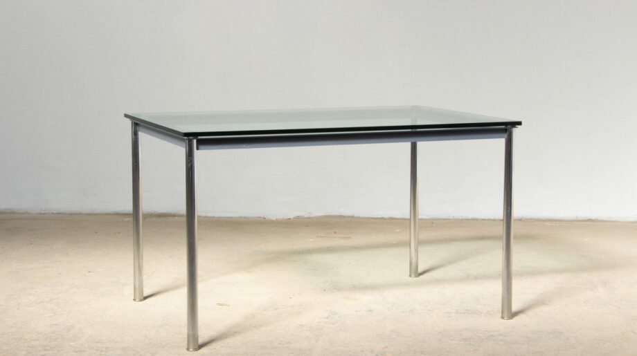 Table-vintage-bahaus-brutaliste-LC-10-tube-Charlotte-Perriand-Le-Corbusier-Pierre-Jeanneret-cassina-plateau-verre-chrome-midcentury-ölddesign