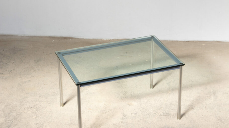 Table-vintage-bahaus-brutaliste-LC-10-tube-Charlotte-Perriand-Le-Corbusier-Pierre-Jeanneret-cassina-plateau-verre-chrome-midcentury-ölddesign