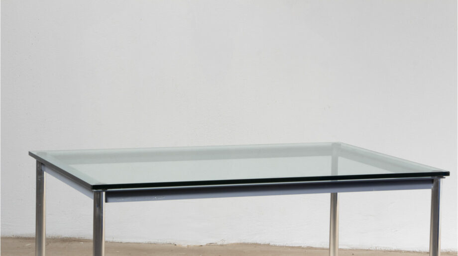 Table-vintage-bahaus-brutaliste-LC-10-tube-Charlotte-Perriand-Le-Corbusier-Pierre-Jeanneret-cassina-plateau-verre-chrome-midcentury-ölddesign