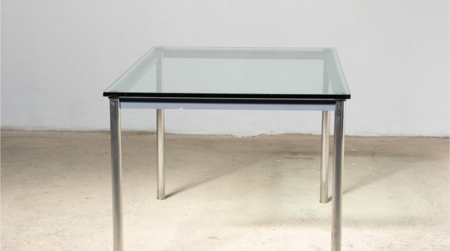 Table-vintage-bahaus-brutaliste-LC-10-tube-Charlotte-Perriand-Le-Corbusier-Pierre-Jeanneret-cassina-plateau-verre-chrome-midcentury-ölddesign