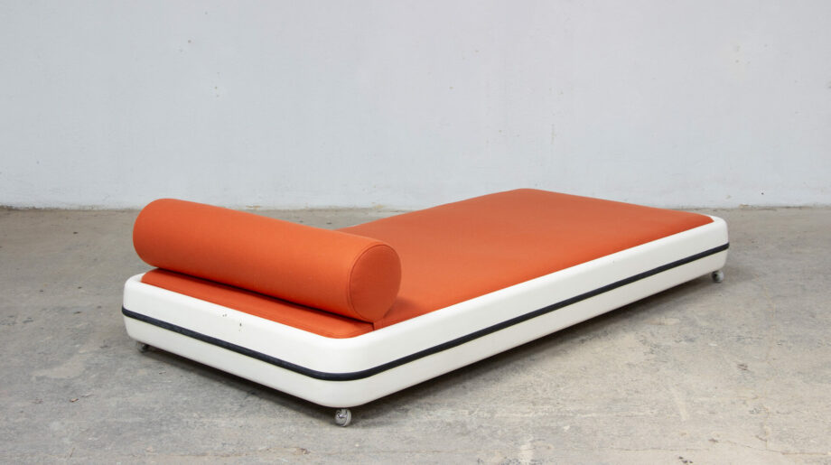 daybed-bed-lit-repos-vintage-marc-held-prisunic-merrat-fibre-verre-fiberglasss-space-age-midcentury-french-design-seventies-70-ölddesign