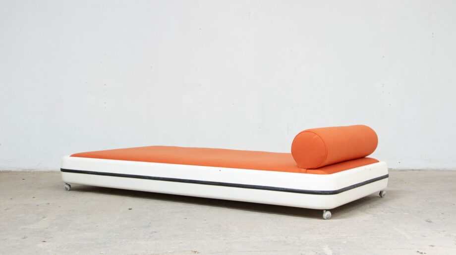 daybed-bed-lit-repos-vintage-marc-held-prisunic-merrat-fibre-verre-fiberglasss-space-age-midcentury-french-design-seventies-70-ölddesign