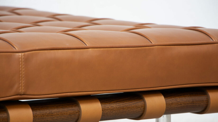 daybed-divan-lit-repos-barcelona-knoll-international-ludwig-mies-van-der-rohe-leather-cuir-cognac-brown-ölddesign-midcentury-bauhaus-moderniste