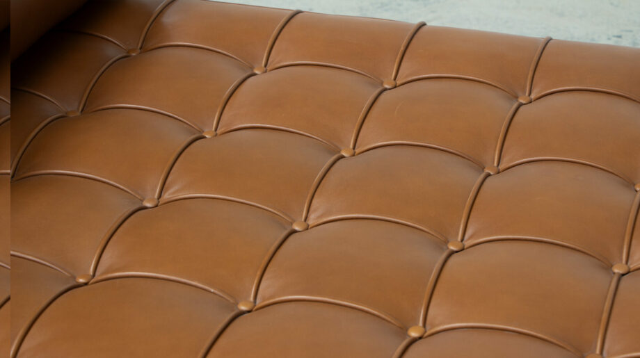 daybed-divan-lit-repos-barcelona-knoll-international-ludwig-mies-van-der-rohe-leather-cuir-cognac-brown-ölddesign-midcentury-bauhaus-moderniste