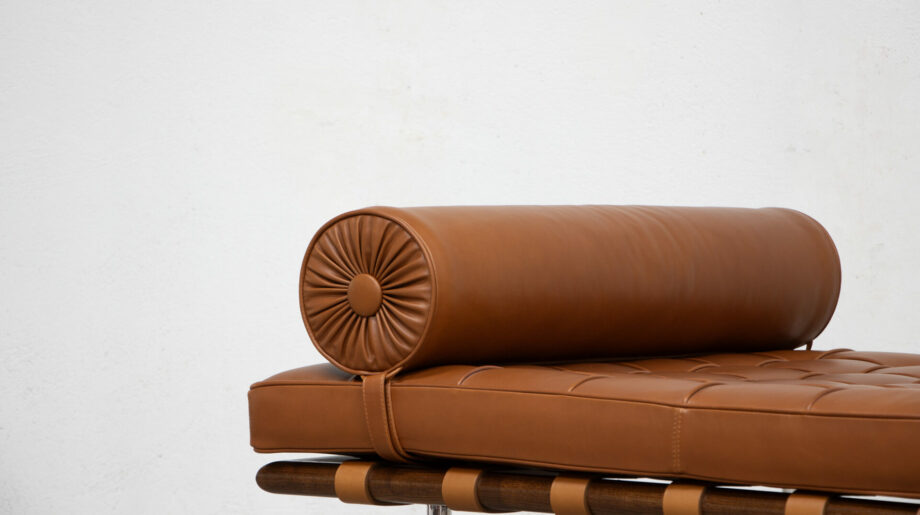daybed-divan-lit-repos-barcelona-knoll-international-ludwig-mies-van-der-rohe-leather-cuir-cognac-brown-ölddesign-midcentury-bauhaus-moderniste