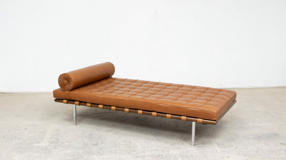 daybed-divan-lit-repos-barcelona-knoll-international-ludwig-mies-van-der-rohe-leather-cuir-cognac-brown-ölddesign-midcentury-bauhaus-moderniste