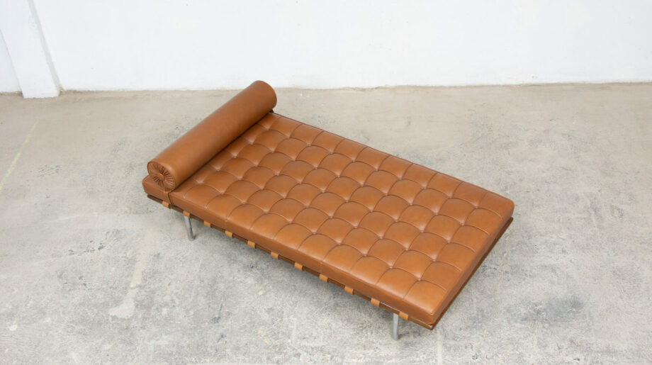 daybed-divan-lit-repos-barcelona-knoll-international-ludwig-mies-van-der-rohe-leather-cuir-cognac-brown-ölddesign-midcentury-bauhaus-moderniste