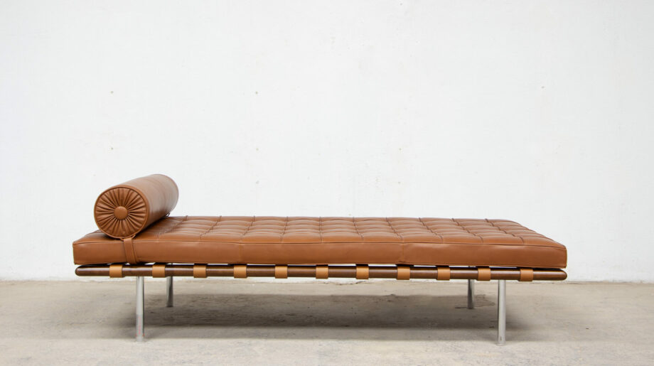 daybed-divan-lit-repos-barcelona-knoll-international-ludwig-mies-van-der-rohe-leather-cuir-cognac-brown-ölddesign-midcentury-bauhaus-moderniste