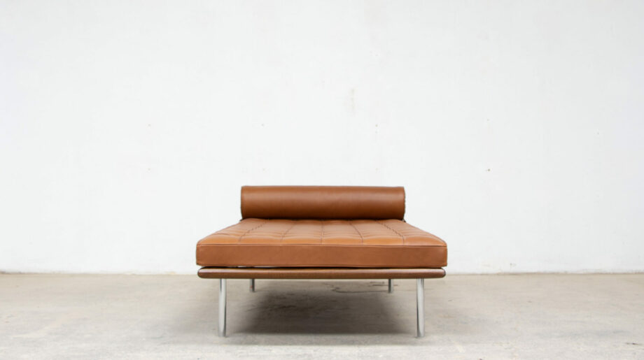 daybed-divan-lit-repos-barcelona-knoll-international-ludwig-mies-van-der-rohe-leather-cuir-cognac-brown-ölddesign-midcentury-bauhaus-moderniste