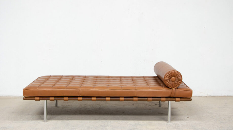 daybed-divan-lit-repos-barcelona-knoll-international-ludwig-mies-van-der-rohe-leather-cuir-cognac-brown-ölddesign-midcentury-bauhaus-moderniste