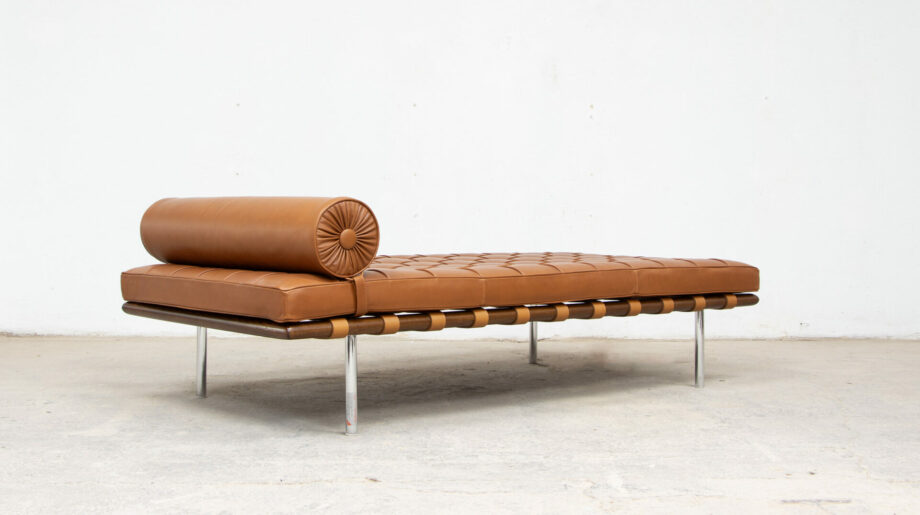 daybed-divan-lit-repos-barcelona-knoll-international-ludwig-mies-van-der-rohe-leather-cuir-cognac-brown-ölddesign-midcentury-bauhaus-moderniste