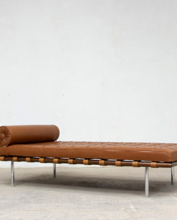 daybed-divan-lit-repos-barcelona-knoll-international-ludwig-mies-van-der-rohe-leather-cuir-cognac-brown-ölddesign-midcentury-bauhaus-moderniste