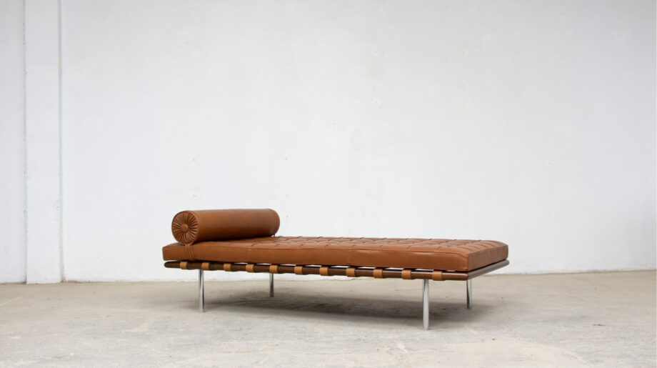 daybed-divan-lit-repos-barcelona-knoll-international-ludwig-mies-van-der-rohe-leather-cuir-cognac-brown-ölddesign-midcentury-bauhaus-moderniste