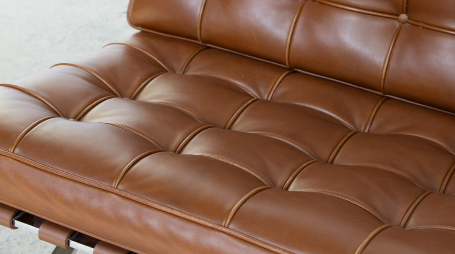 fauteuils-chair-barcelona-knoll-international-ludwig-mies-van-der-rohe-leather-cuir-cognac-brown-ottoman-ölddesign-midcentury-bauhaus-moderniste