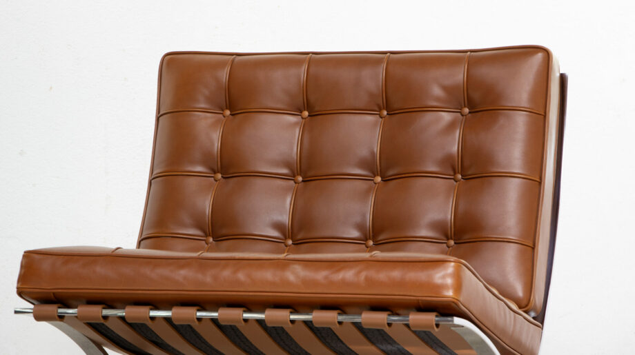 fauteuils-chair-barcelona-knoll-international-ludwig-mies-van-der-rohe-leather-cuir-cognac-brown-ottoman-ölddesign-midcentury-bauhaus-moderniste