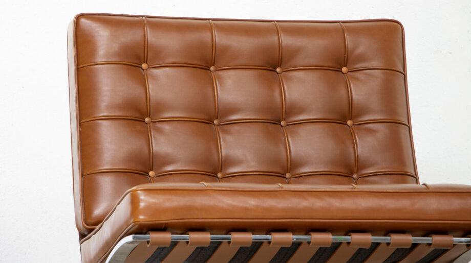 fauteuils-chair-barcelona-knoll-international-ludwig-mies-van-der-rohe-leather-cuir-cognac-brown-ottoman-ölddesign-midcentury-bauhaus-moderniste
