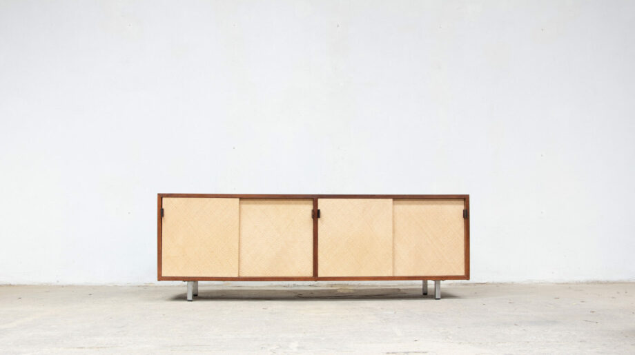enfilade-sideboard-vintage-knoll-florence-international-noyer-walnut-moderniste-moderne-credenza-ölddesign-american-mid-century-raffia-rattan-raphia-osier-116