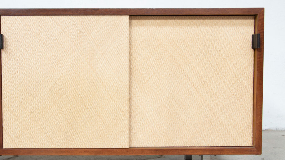 enfilade-sideboard-vintage-knoll-florence-international-noyer-walnut-moderniste-moderne-credenza-ölddesign-american-mid-century-raffia-rattan-raphia-osier-116