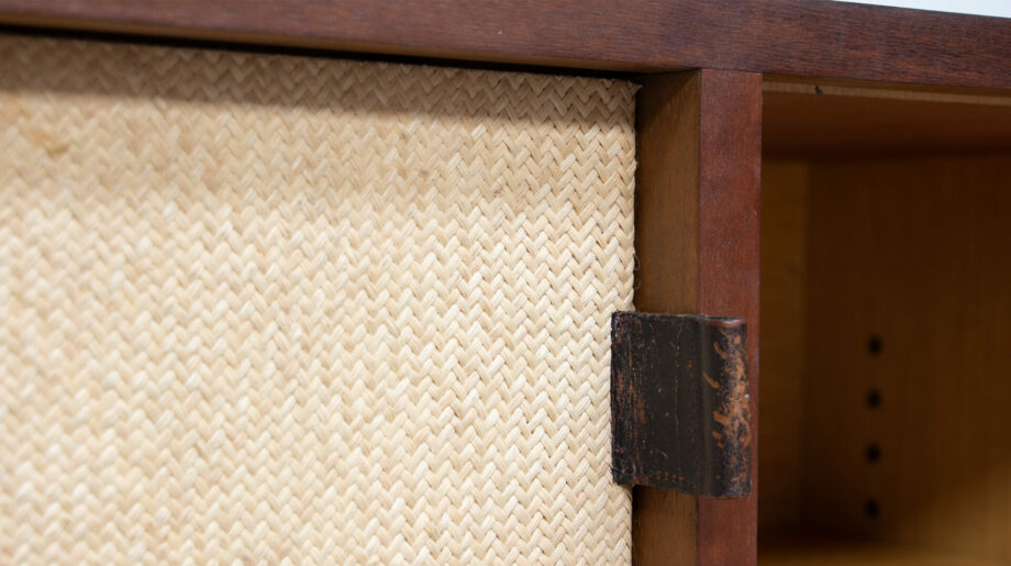 enfilade-sideboard-vintage-knoll-florence-international-noyer-walnut-moderniste-moderne-credenza-ölddesign-american-mid-century-raffia-rattan-raphia-osier-116