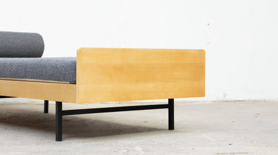 canapé-daybed-lit-repos-banquette-vintage-LC-5-Pierre-Guariche-Michel-Mortier-Joseph-André-Motte-Minvielle-arp-öldddesign-lyon-lc5-mid-century-olddesign-french-design-1960-jour
