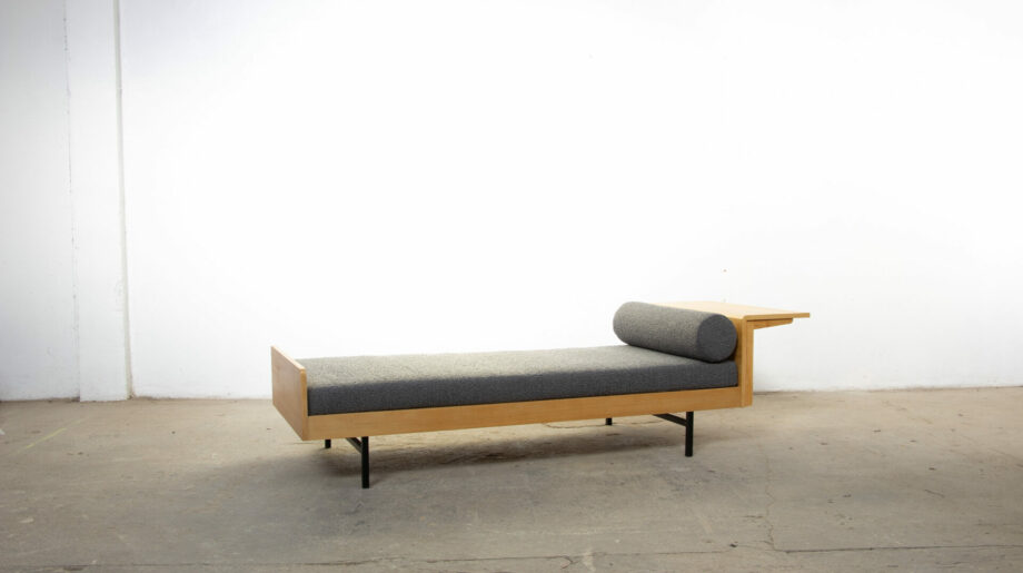 canapé-daybed-lit-repos-banquette-vintage-LC-5-Pierre-Guariche-Michel-Mortier-Joseph-André-Motte-Minvielle-arp-öldddesign-lyon-lc5-mid-century-olddesign-french-design-1960-jour